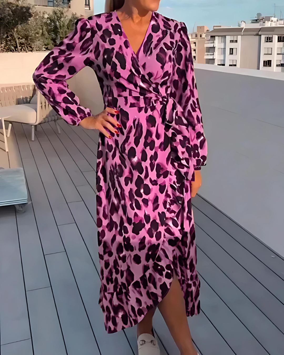 Alessandra Jurk | Elegante Luipaardprint Bodycon Jurk met V-Hals en Kant-up Detail