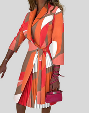 Akini Jurk | Elegante Blazerjurk met Plissé Rok en Knoopsluiting