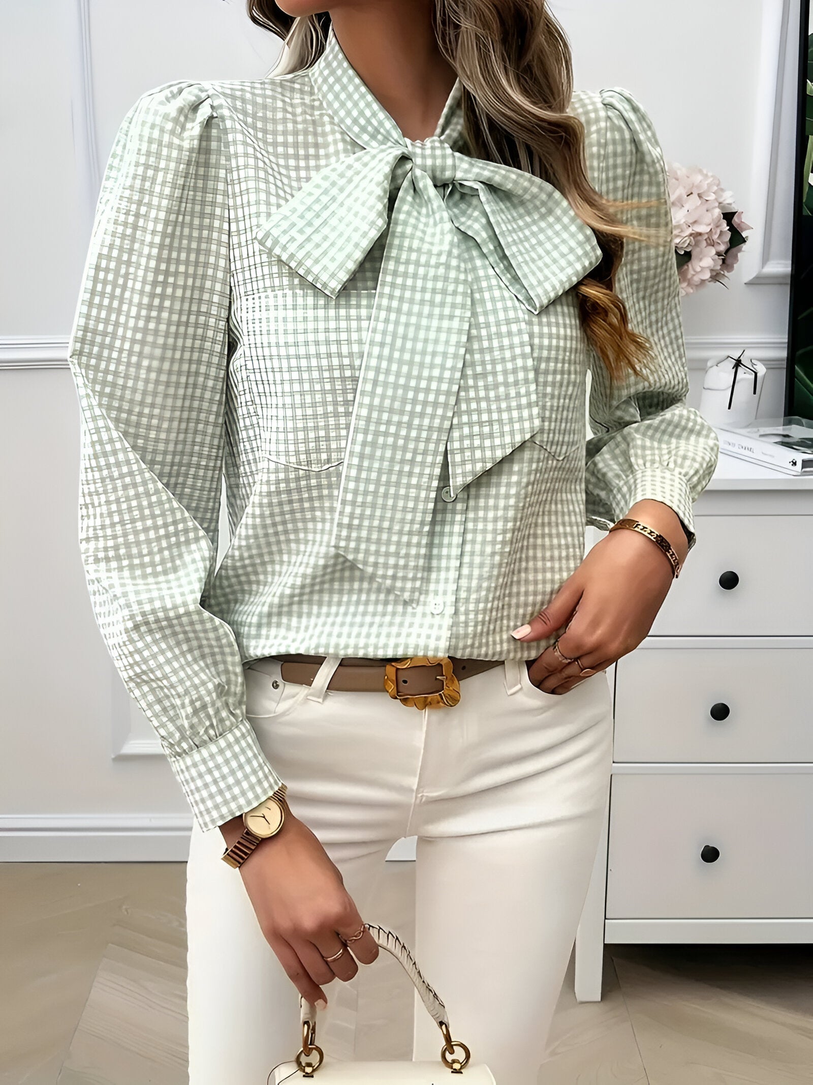 Brielle Blouse | Klassieke Ruitjesblouse met Strikdetail en Moderne Giletstijl