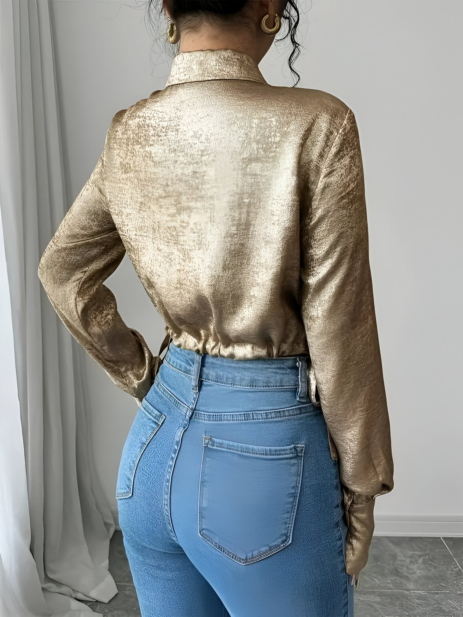 Bess Blouse | Gouden Blouse met Revers, Trekkoord Taille en Lange Mouwen