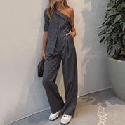 Giulia Set | One-Shoulder Grijs Tweedelig Pak met Elegante Snit en Comfort Fit