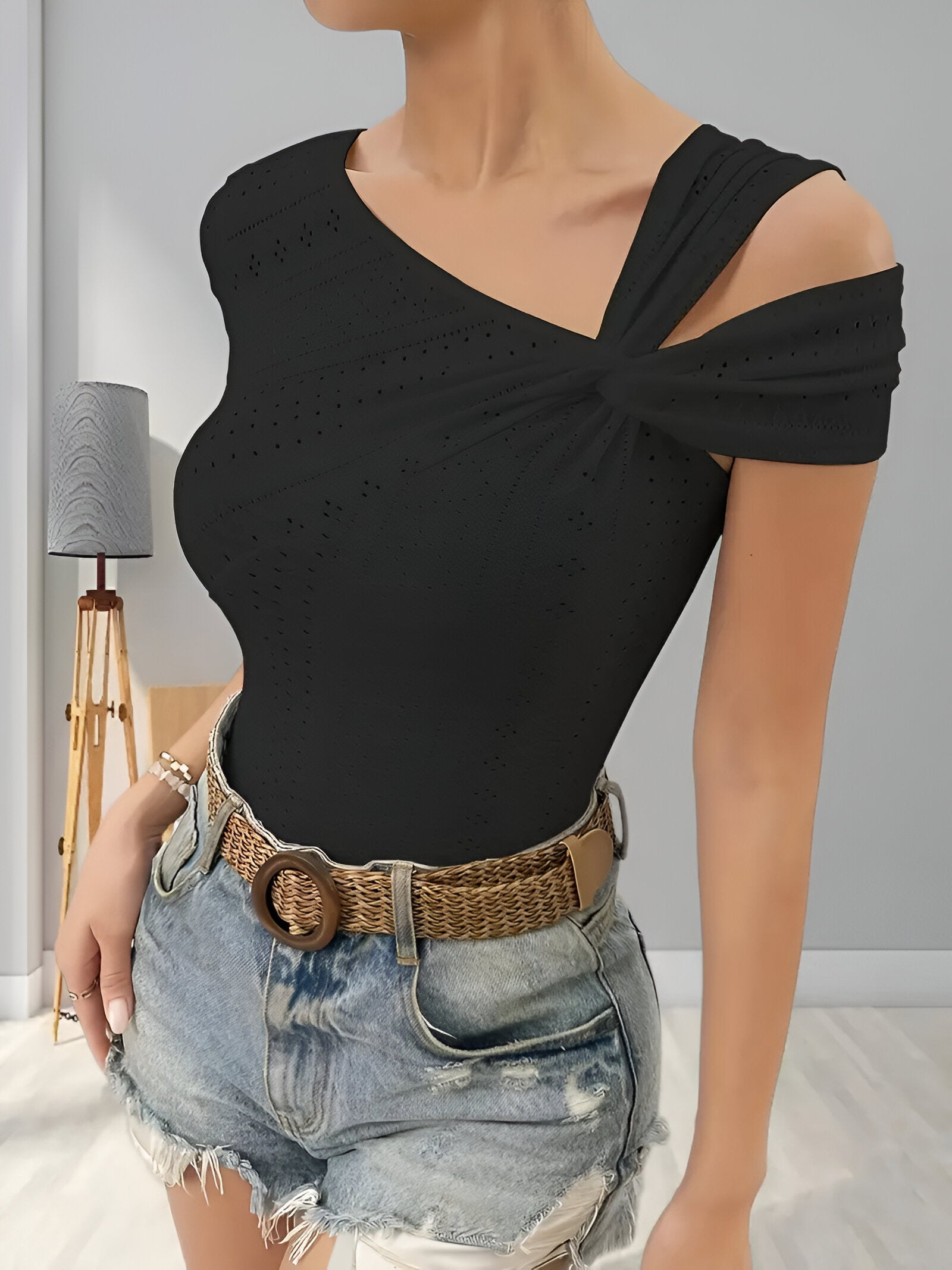 Bixie Top | Asymmetrische Top met Cut-Out Details en Moderne Pasvorm
