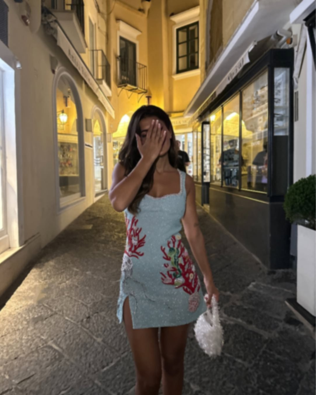 Giulia Mini Jurk | Lichtblauwe Kralenjurk met Elegante Pasvorm en Mediterrane Flair