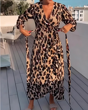 Alessandra Jurk | Elegante Luipaardprint Bodycon Jurk met V-Hals en Kant-up Detail