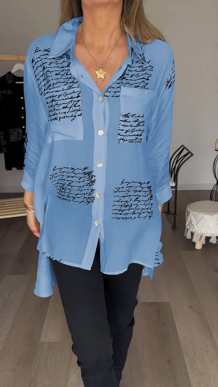 Alexa Blouse | Losvallende Blouse met Lapelkraag en Elegante Letterprint