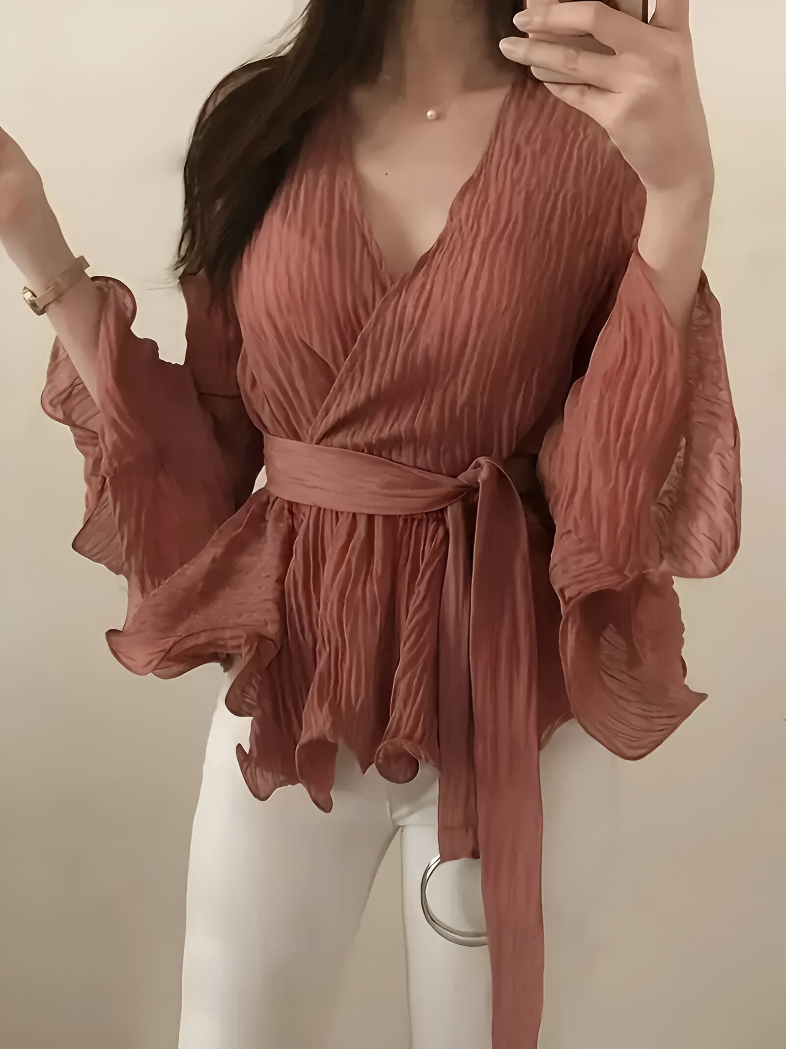 Bylle Blouse | Elegante Blouse met V-Hals, Strik en Zachte Ruches