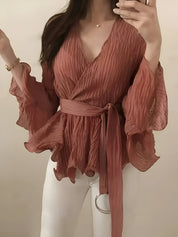 Bylle Blouse | Elegante Blouse met V-Hals, Strik en Zachte Ruches