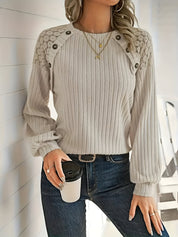 Elisa Lace Accent Sweatshirt | Dames Top met Verfijnde Kanten Details, Knoopaccenten en Zachte Gebreide Stof