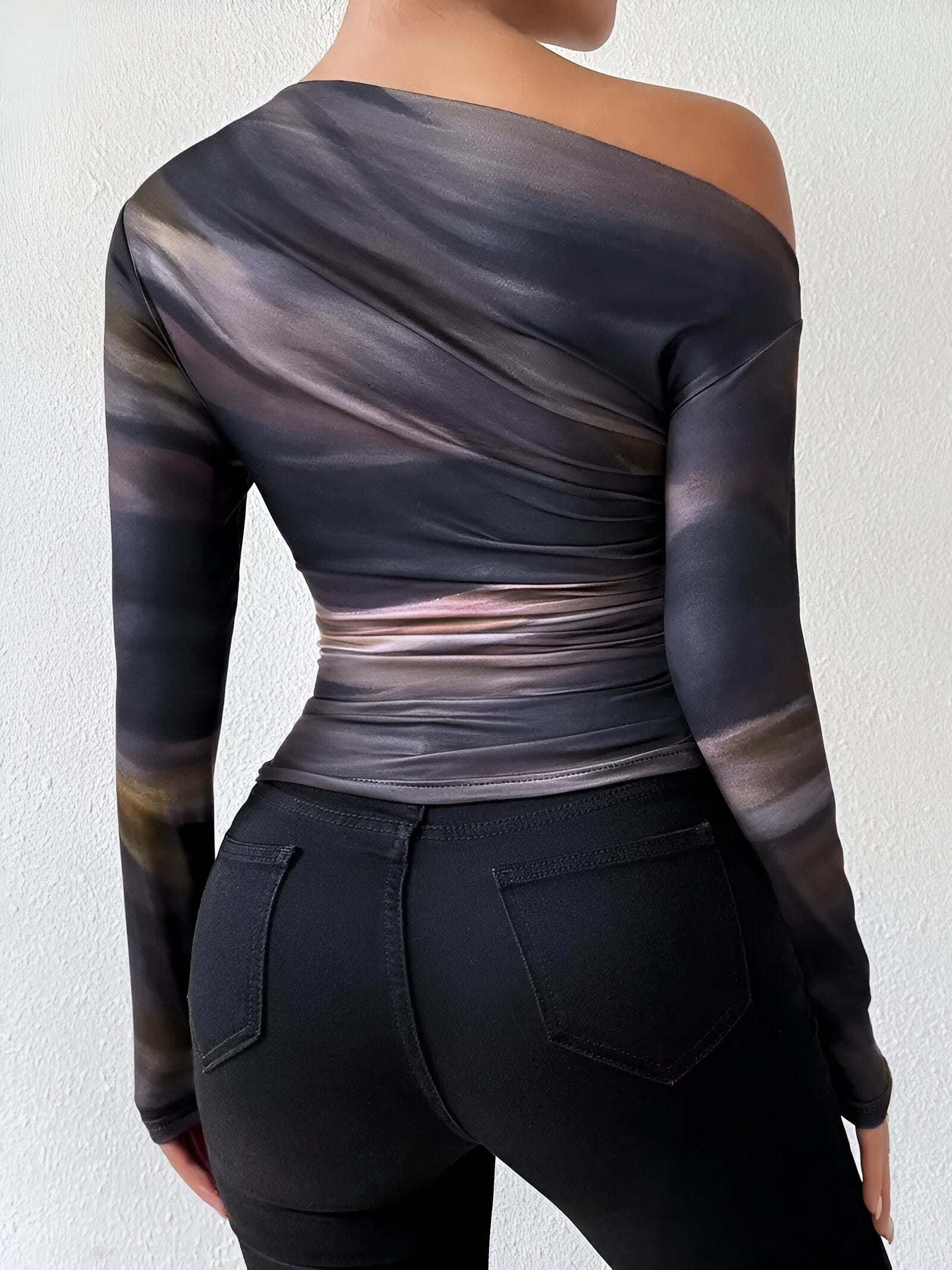 Elena Marble Top | Dames T-shirt met Asymmetrische Halslijn en Uniek Marmerkleurig Plooieffect