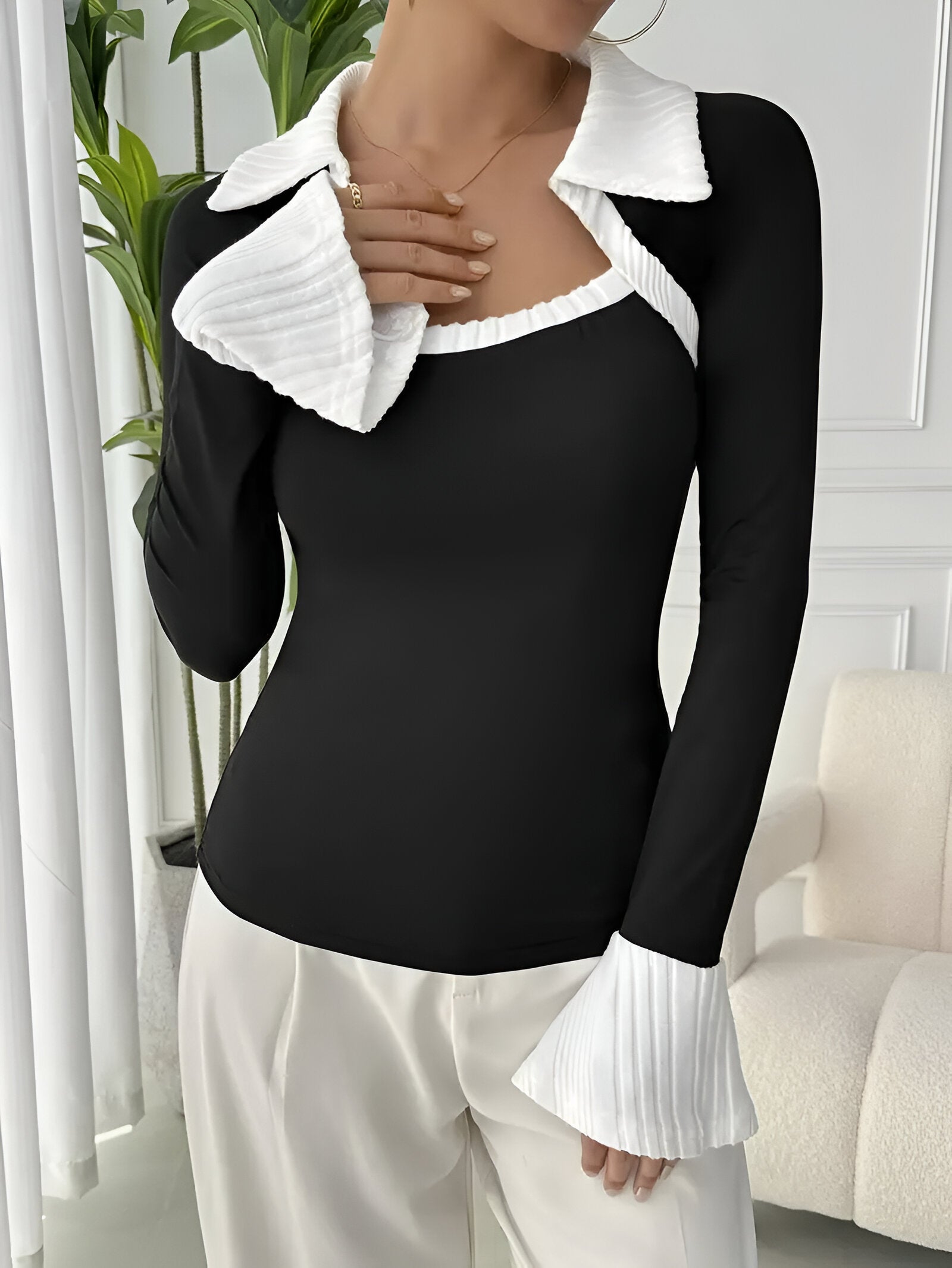 Bluma T-shirt | Elegant dames T-shirt met contrasterende kraag en vierkante halslijn