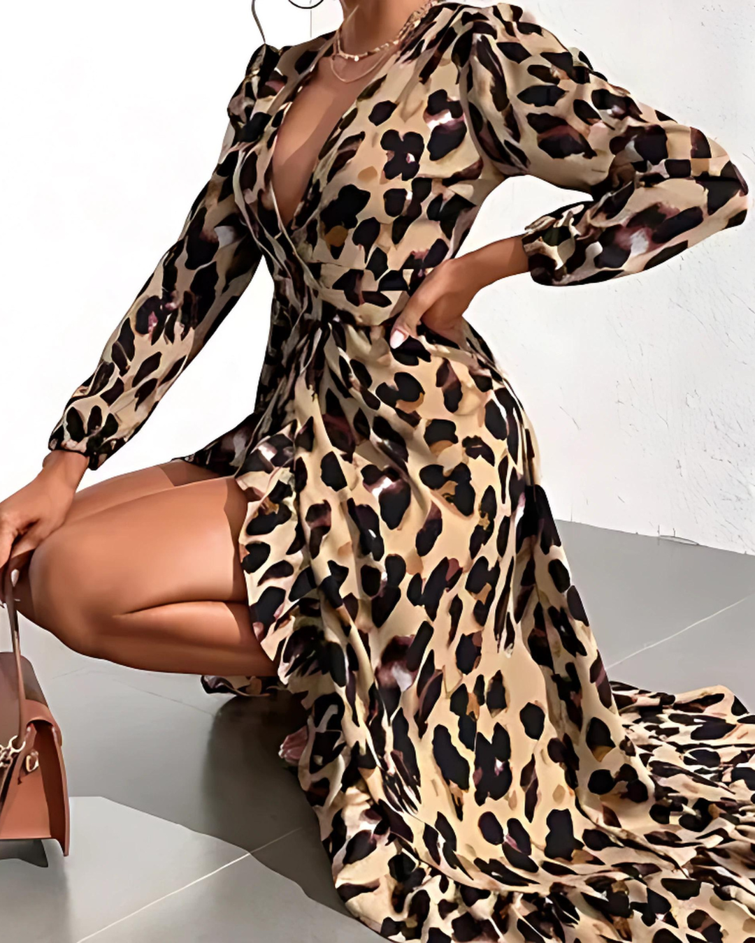 Alessandra Jurk | Elegante Luipaardprint Bodycon Jurk met V-Hals en Kant-up Detail