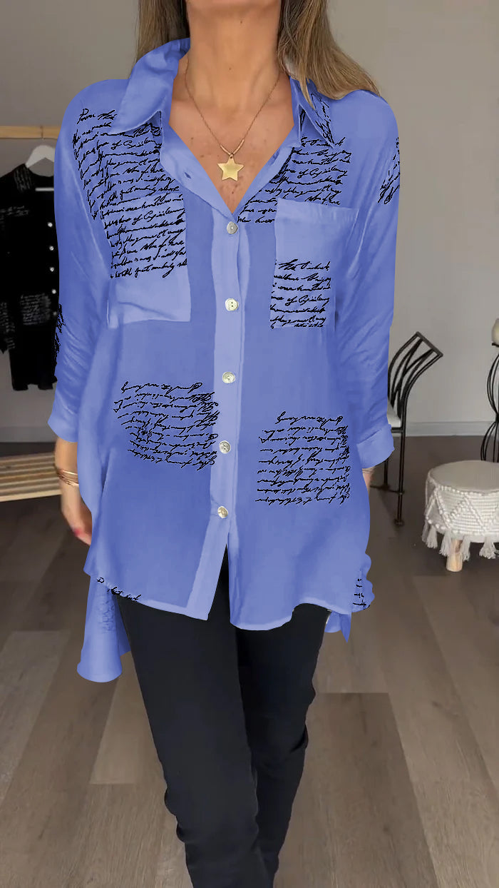 Alexa Blouse | Losvallende Blouse met Lapelkraag en Elegante Letterprint