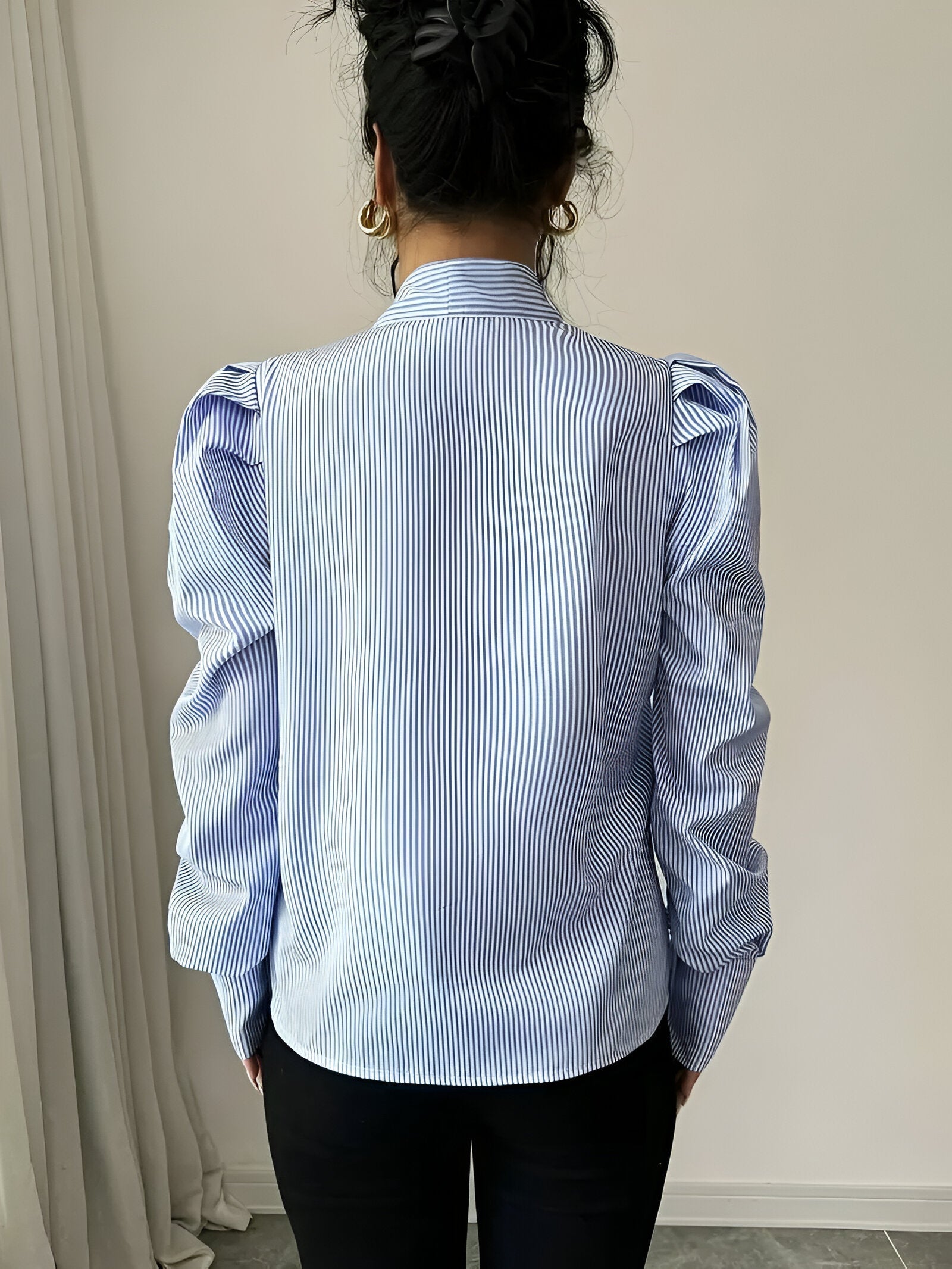 Amelinde Blouse | Gestreept Overhemd met Groot Strikdetail en Elegante Pasvorm