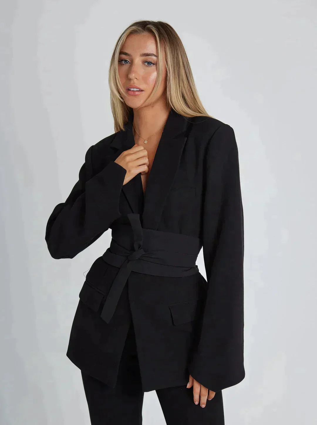 Cloé Colbert Blazer | Getailleerde Blazer met Taille Riem, Perfect voor Zakelijk en Avondkleding