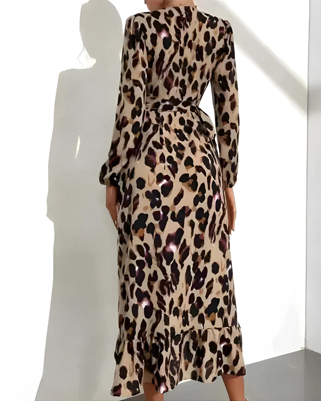 Alessandra Jurk | Elegante Luipaardprint Bodycon Jurk met V-Hals en Kant-up Detail