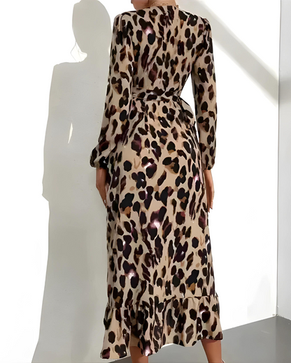 Alessandra Jurk | Elegante Luipaardprint Bodycon Jurk met V-Hals en Kant-up Detail