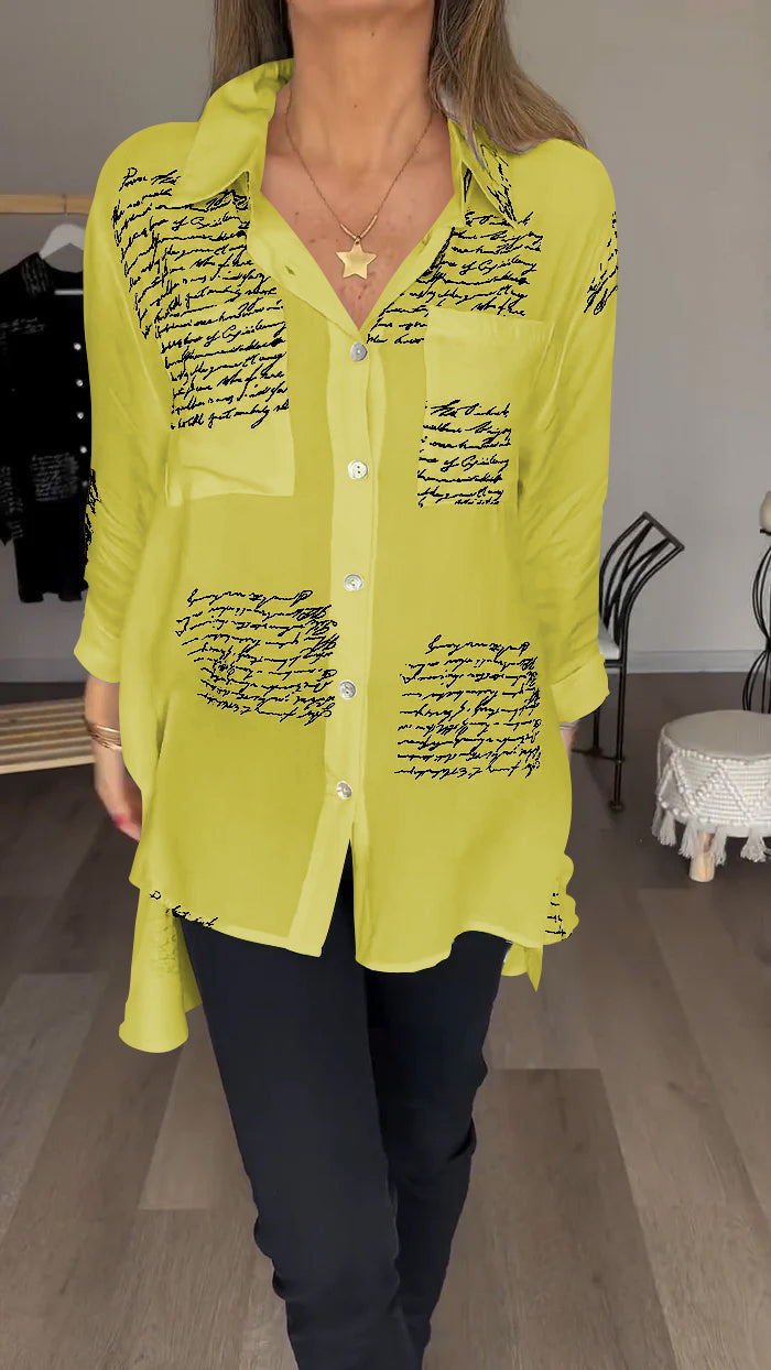 Alexa Blouse | Losvallende Blouse met Lapelkraag en Elegante Letterprint