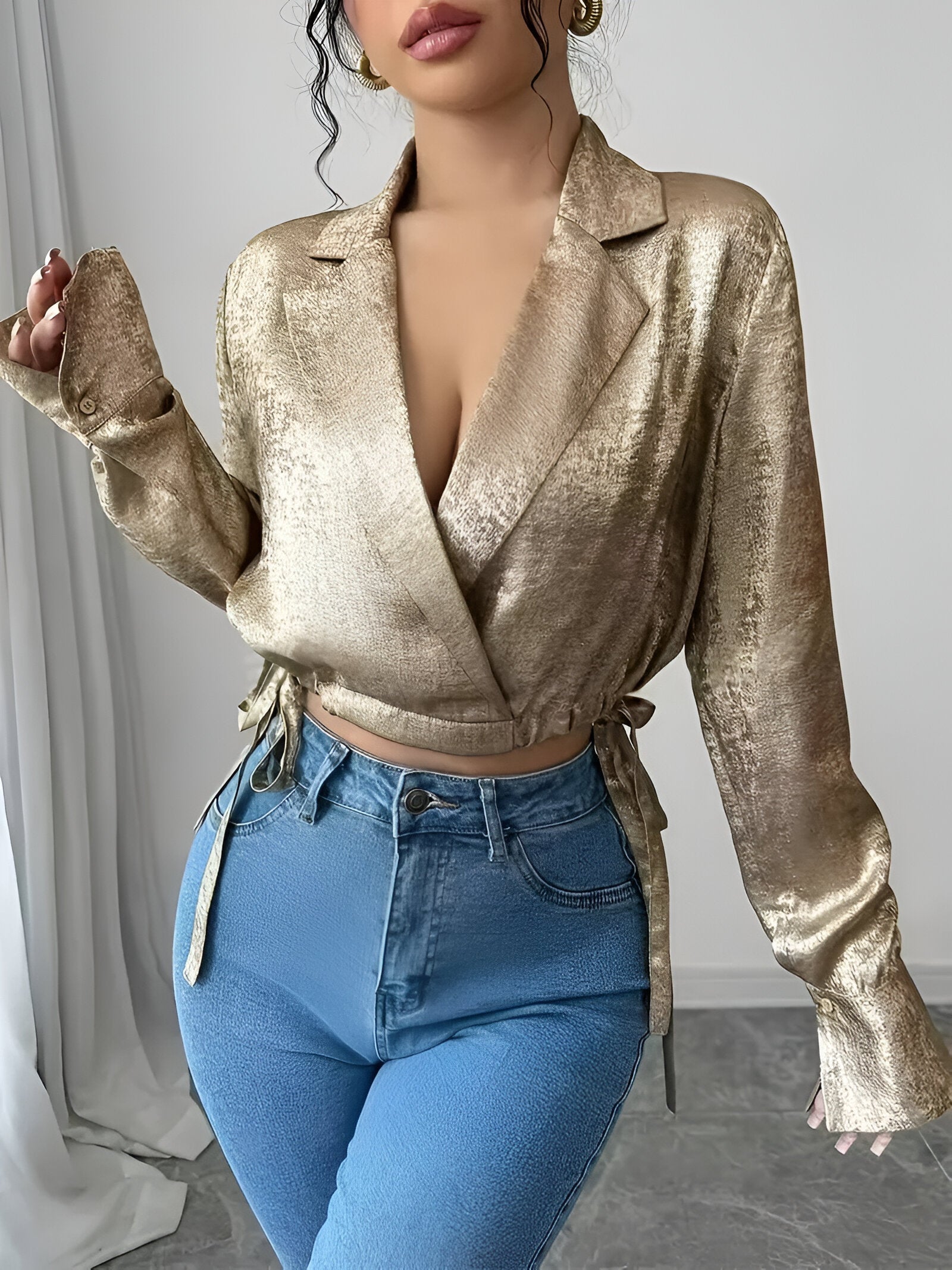Bess Blouse | Gouden Blouse met Revers, Trekkoord Taille en Lange Mouwen