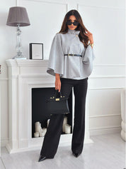 Luciana Jas | Elegante Batwing Cloak Top met Riem en Opstaande Kraag