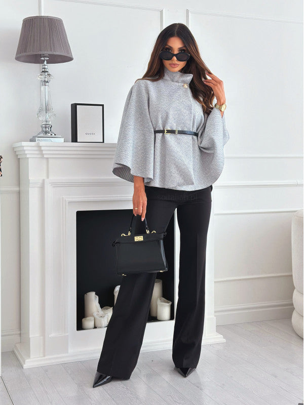 Luciana Jas | Elegante Batwing Cloak Top met Riem en Opstaande Kraag