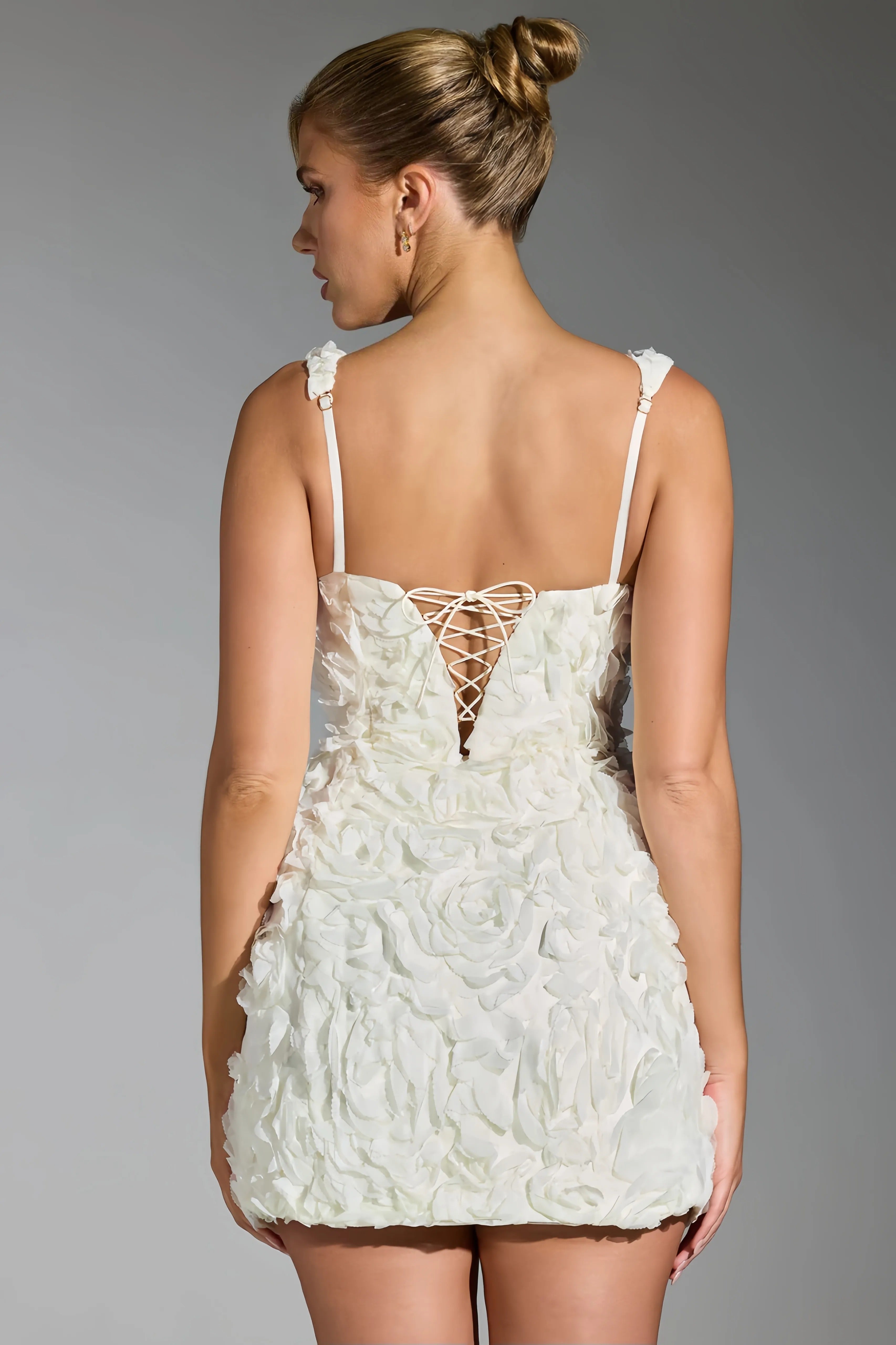 Anouk Jurk | Witte Halter Mini-jurk met 3D Bloemen en Elegante Pasvorm