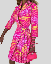 Akini Jurk | Elegante Blazerjurk met Plissé Rok en Knoopsluiting