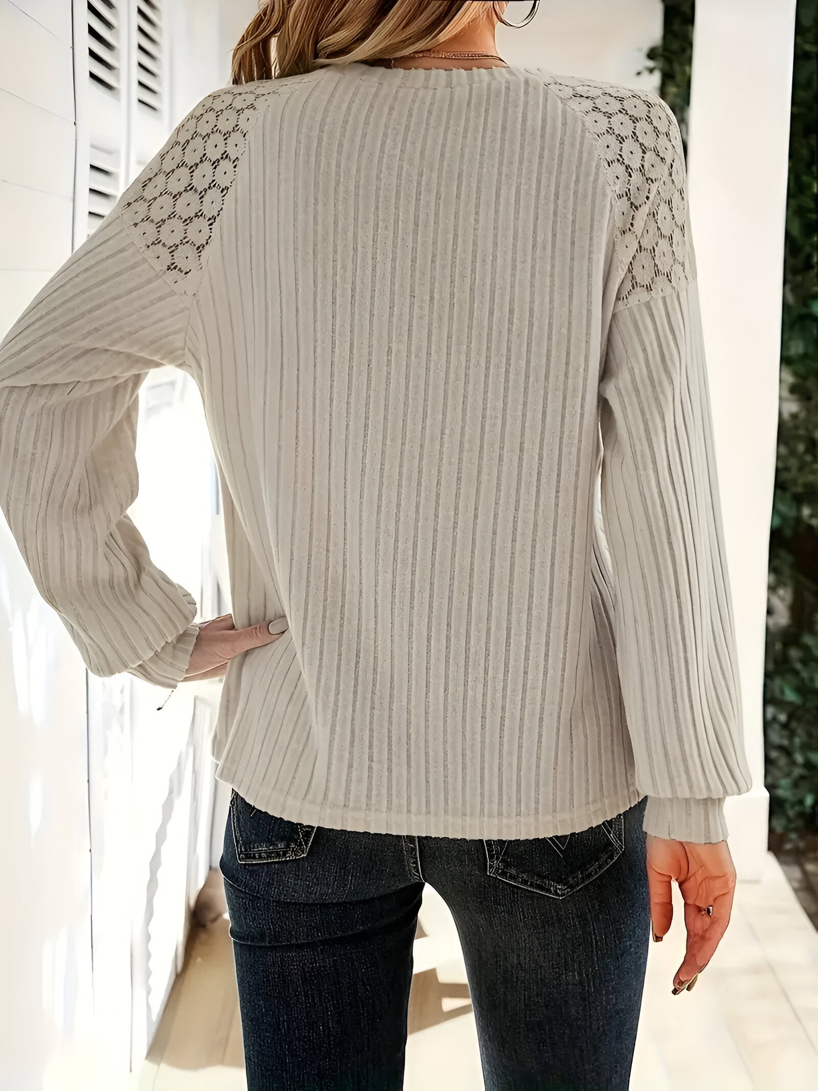 Elisa Lace Accent Sweatshirt | Dames Top met Verfijnde Kanten Details, Knoopaccenten en Zachte Gebreide Stof