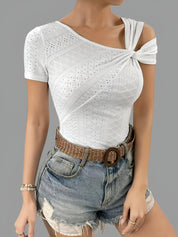 Bixie Top | Asymmetrische Top met Cut-Out Details en Moderne Pasvorm