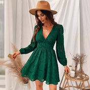 Anna Jurk | Satijnen Jurk met Pofmouwen, Diepe V-Hals en Flatterende Pasvorm