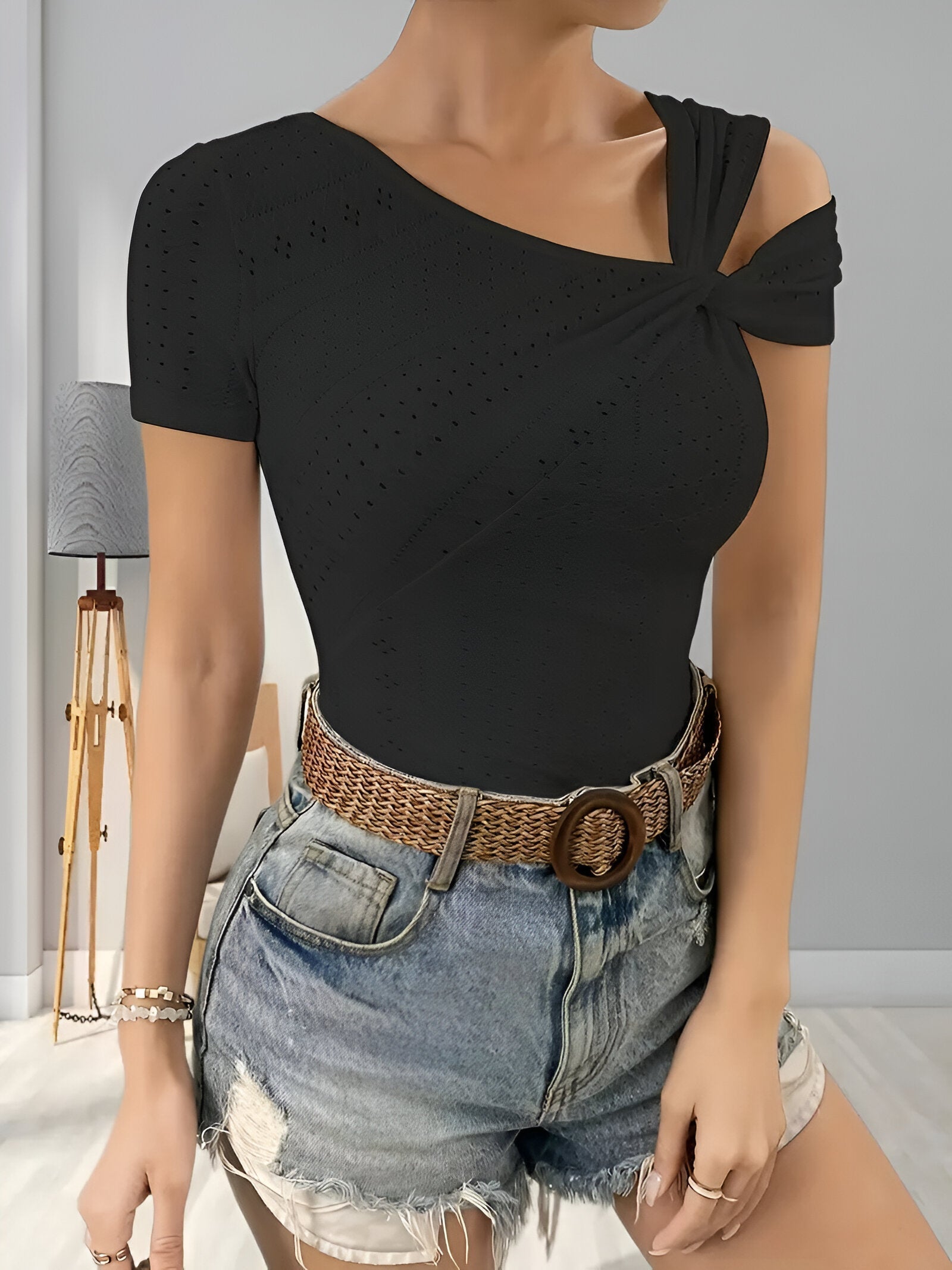 Bixie Top | Asymmetrische Top met Cut-Out Details en Moderne Pasvorm