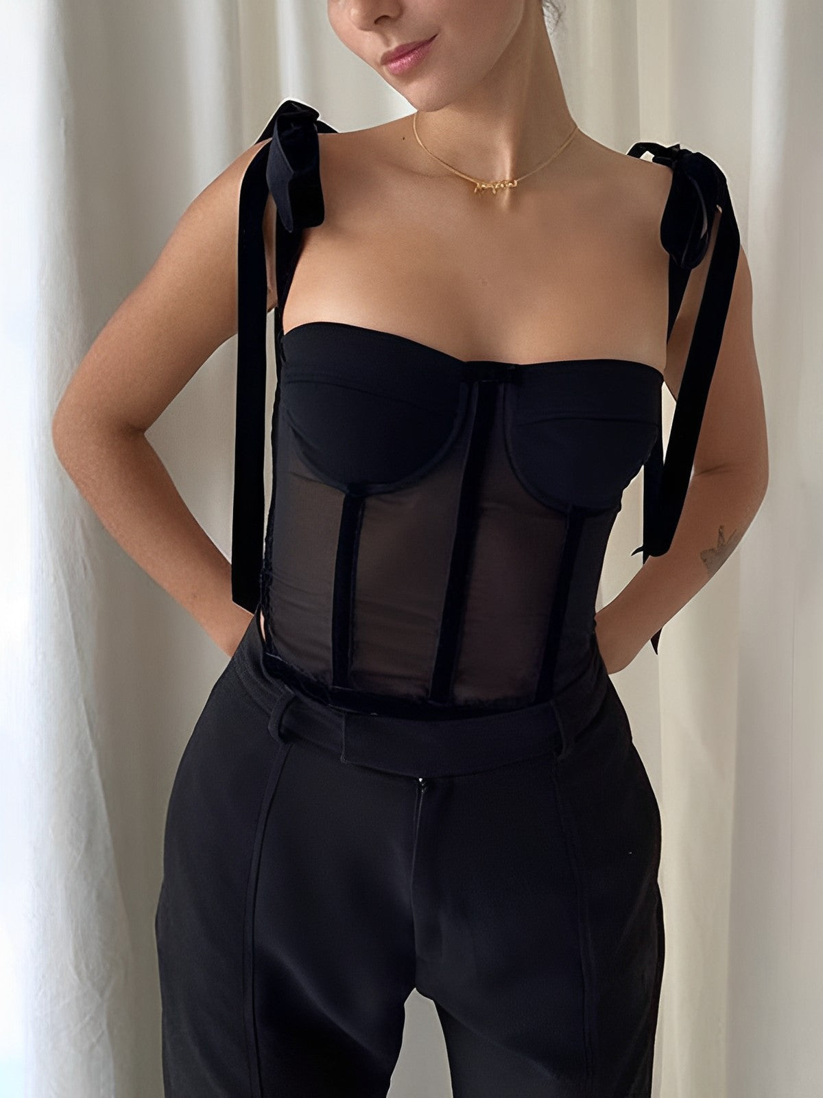 Zwarte Mesh Crop Top Dames met Strikbandjes - Alessia Bellamore