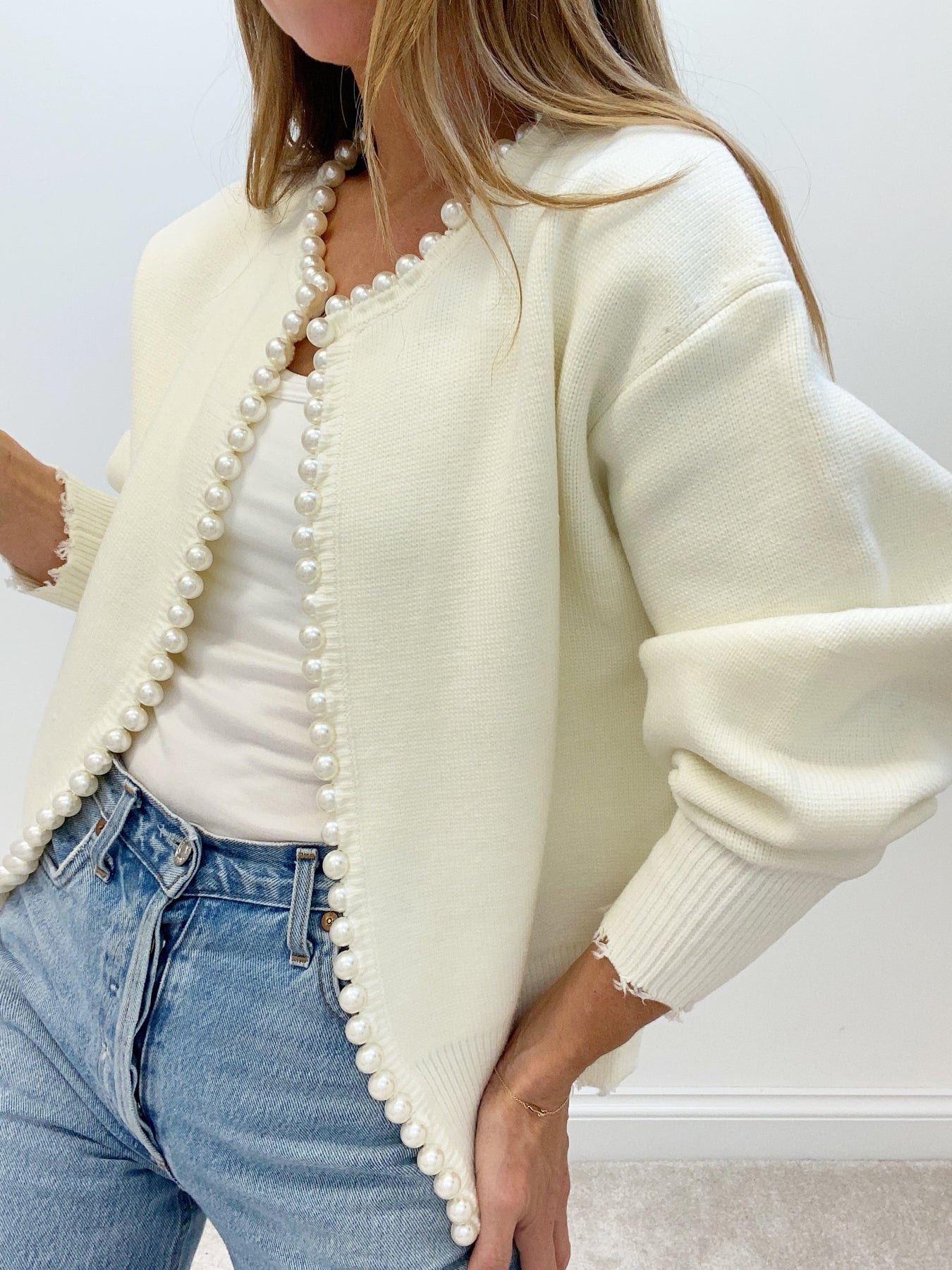 Parel Detail Vest Dames met Gerafelde Zoom | Gebreid Openvallend Vest – Giulia Bellamore