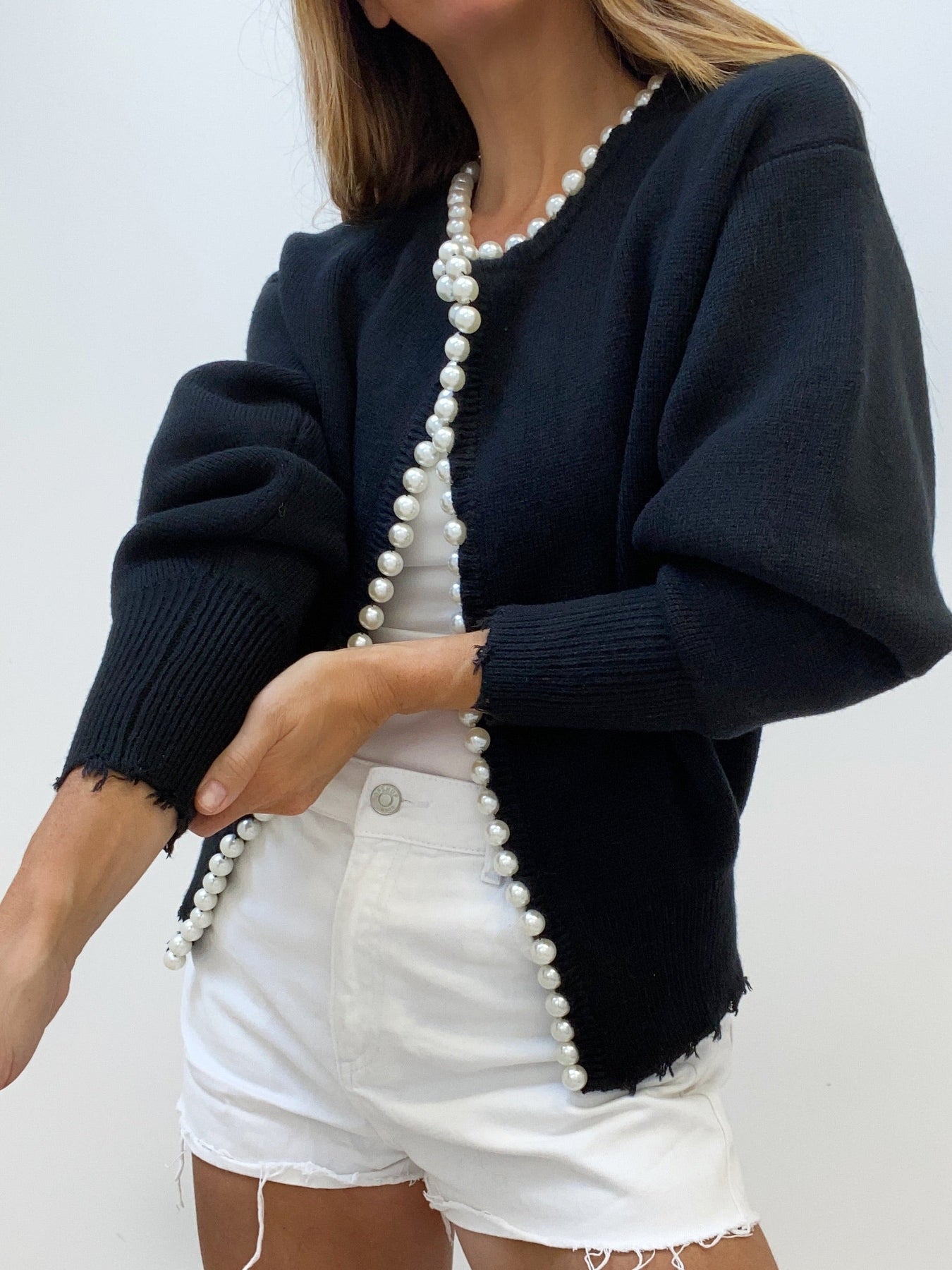 Parel Detail Vest Dames met Gerafelde Zoom | Gebreid Openvallend Vest – Giulia Bellamore