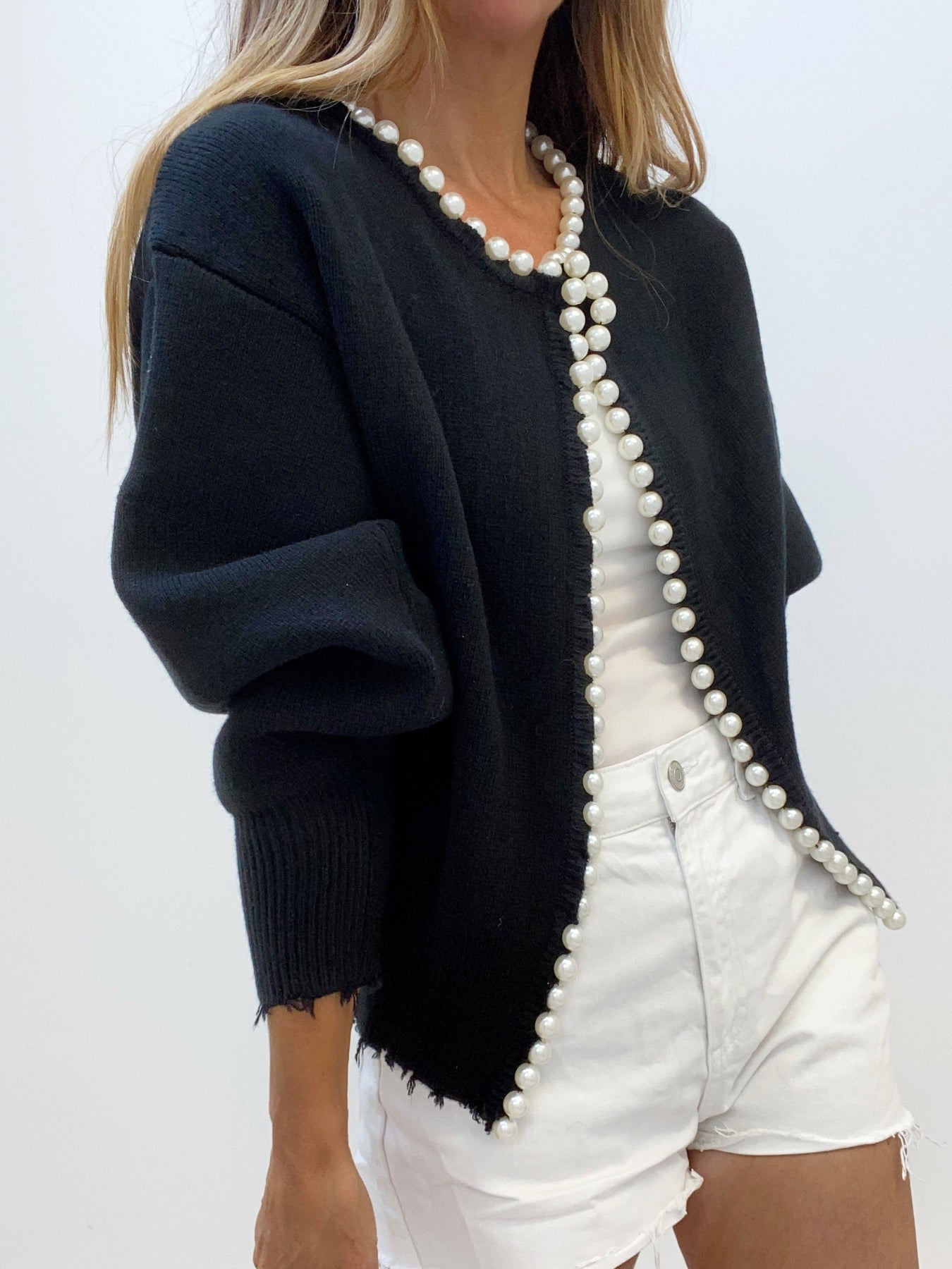 Parel Detail Vest Dames met Gerafelde Zoom | Gebreid Openvallend Vest – Giulia Bellamore