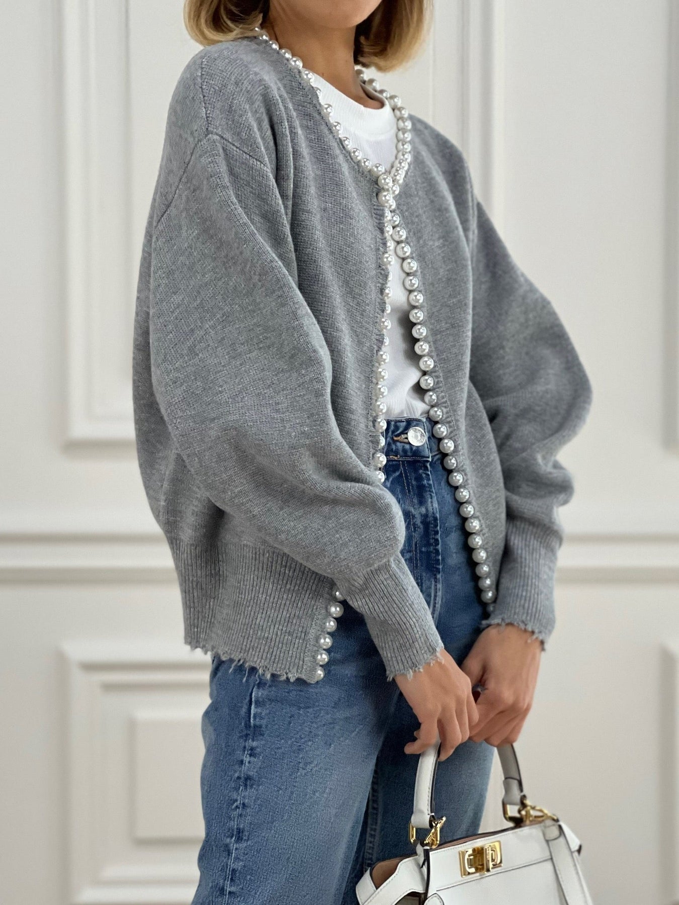 Parel Detail Vest Dames met Gerafelde Zoom | Gebreid Openvallend Vest – Giulia Bellamore