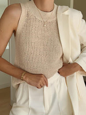 Adelaide Top | Gebreide Holle Tanktop met Opengewerkt Detail en Luchtige Pasvorm