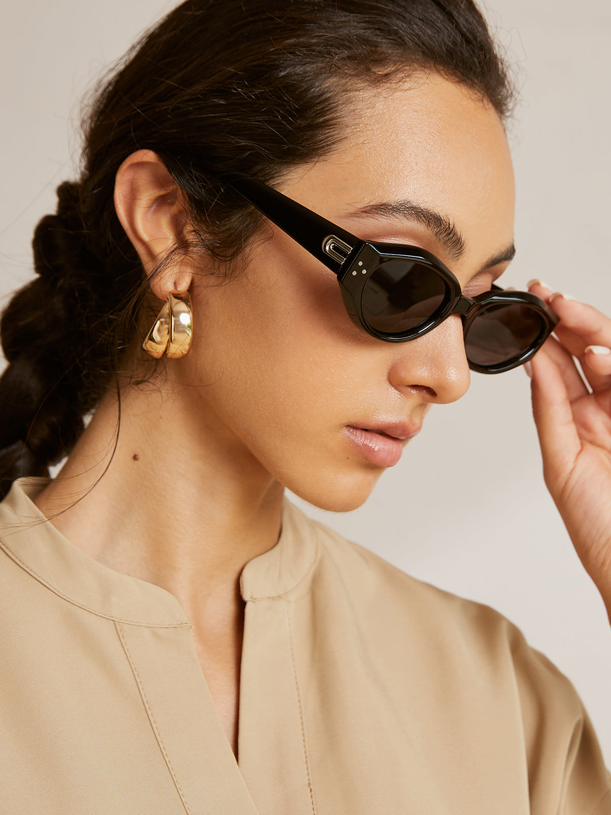 Smalle Ovale Dames Zonnebril met Zwart Minimalistisch Design en UV-bescherming - Maelen