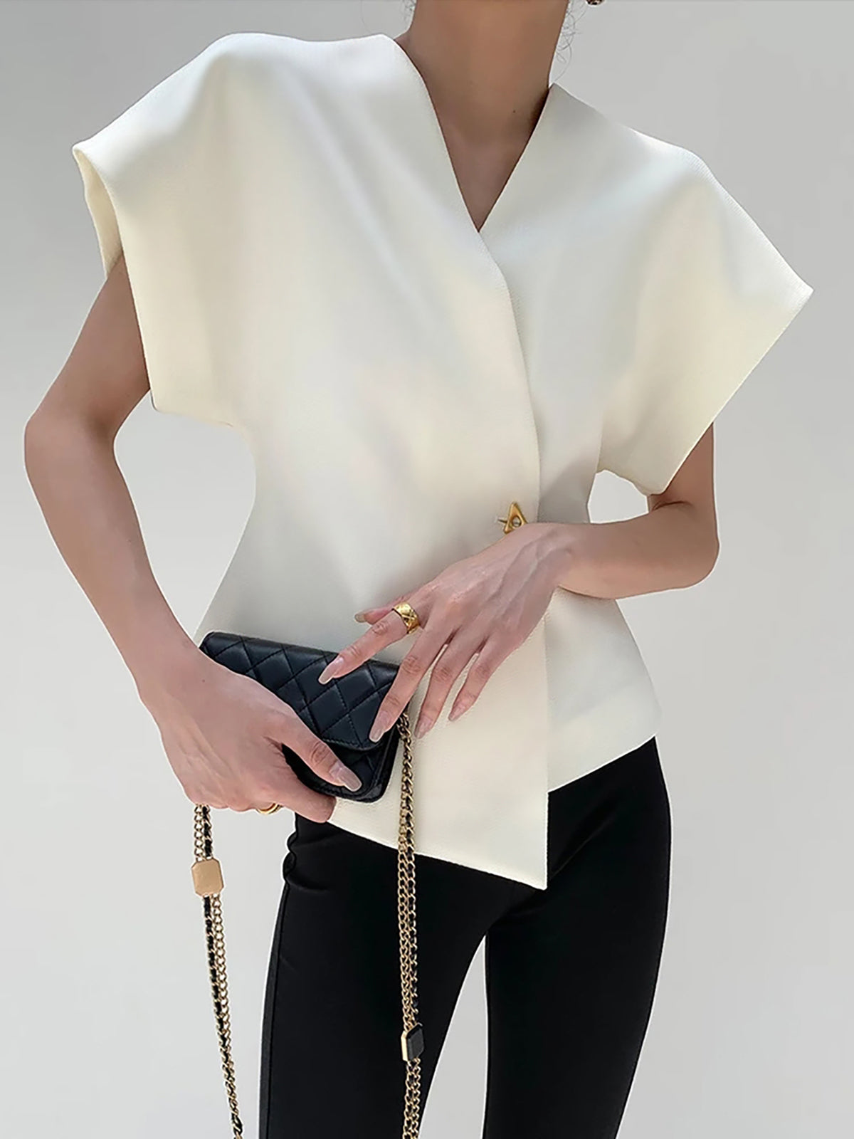 Blouse Dames | Trendy V-Hals Blouse met Knopen en Korte Mouwen - Giulia Bellamore