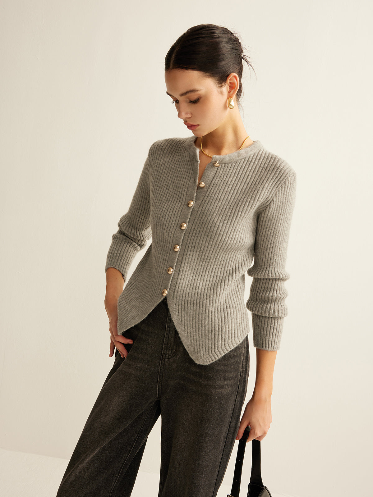 Beige dames fijngebreid vest met knopen en split - Alessia Fiora