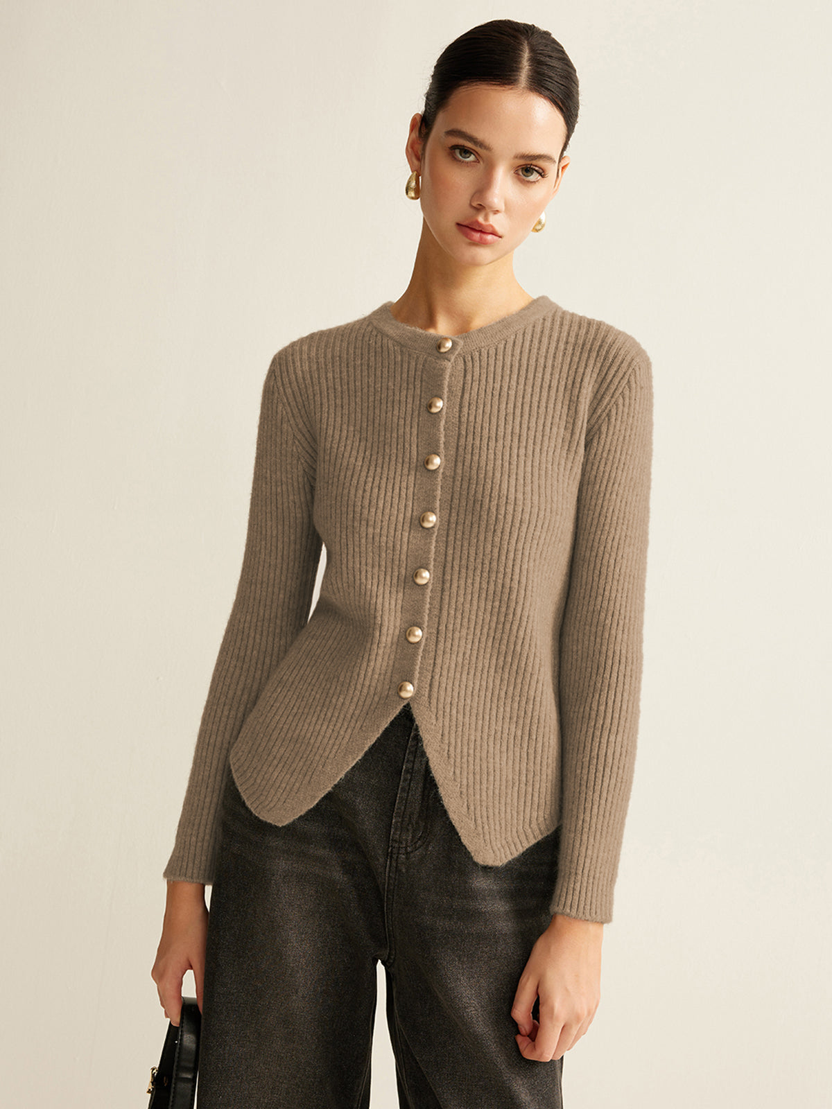 Beige dames fijngebreid vest met knopen en split - Alessia Fiora