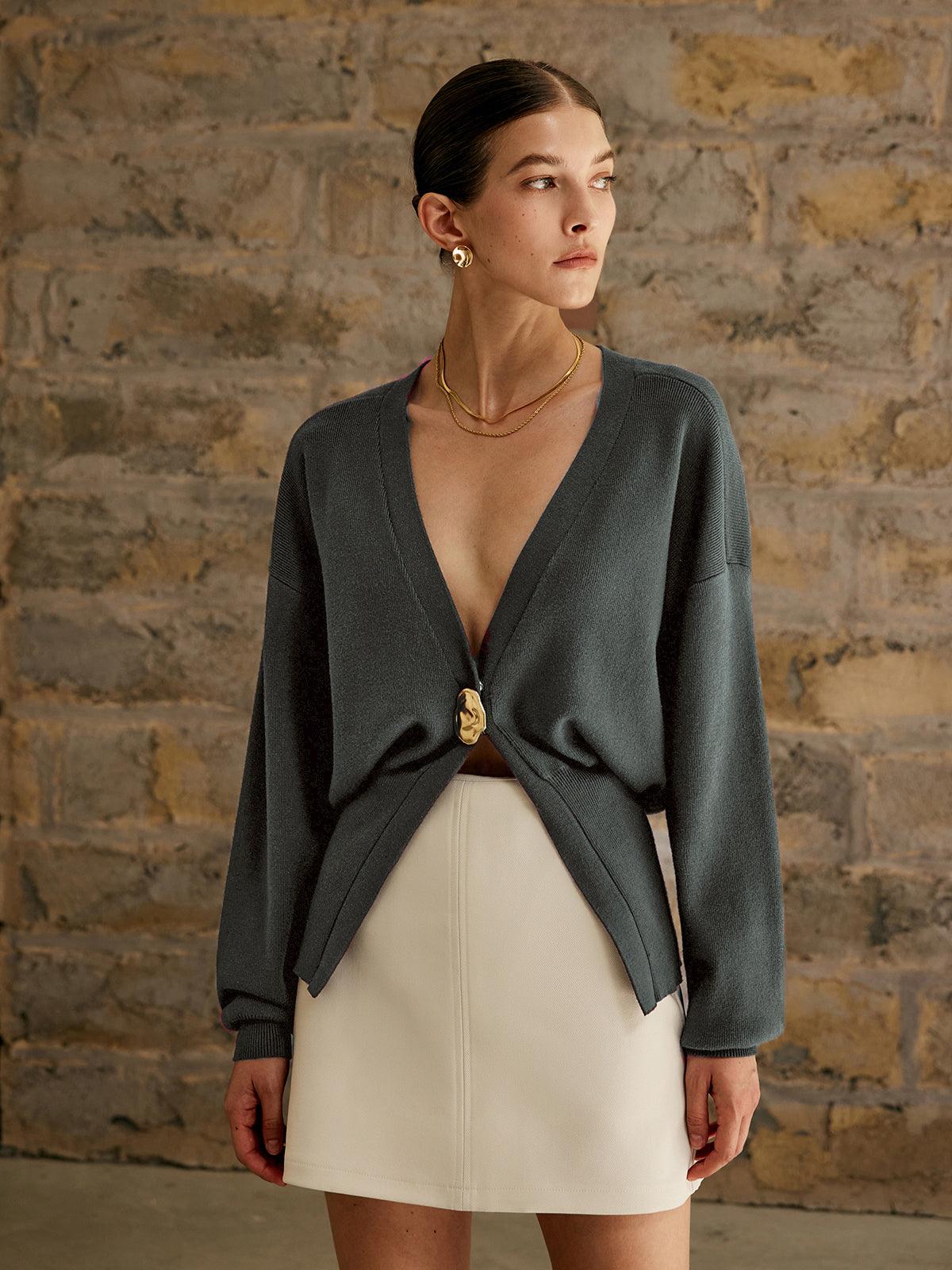 Aisha Vest | Effen Damesvest met Gouden Knoop en Elegante Pasvorm