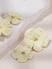 Raffia Oorbellen Dames Dubbele Bloem Hanger met Gouden Accent - Gebroken Wit / Bruin