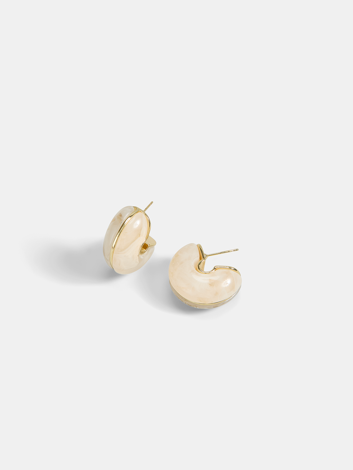 Dames C-Hoop Oorbellen Groot Gemarmerd Resin - Beige - Maelen