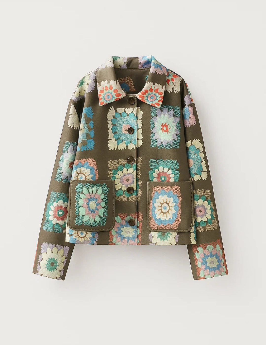 Bloemenprint_Jas_Korte_Damesjas_met_Knoopsluiting_Comfortabele_Pasvorm1.jpg