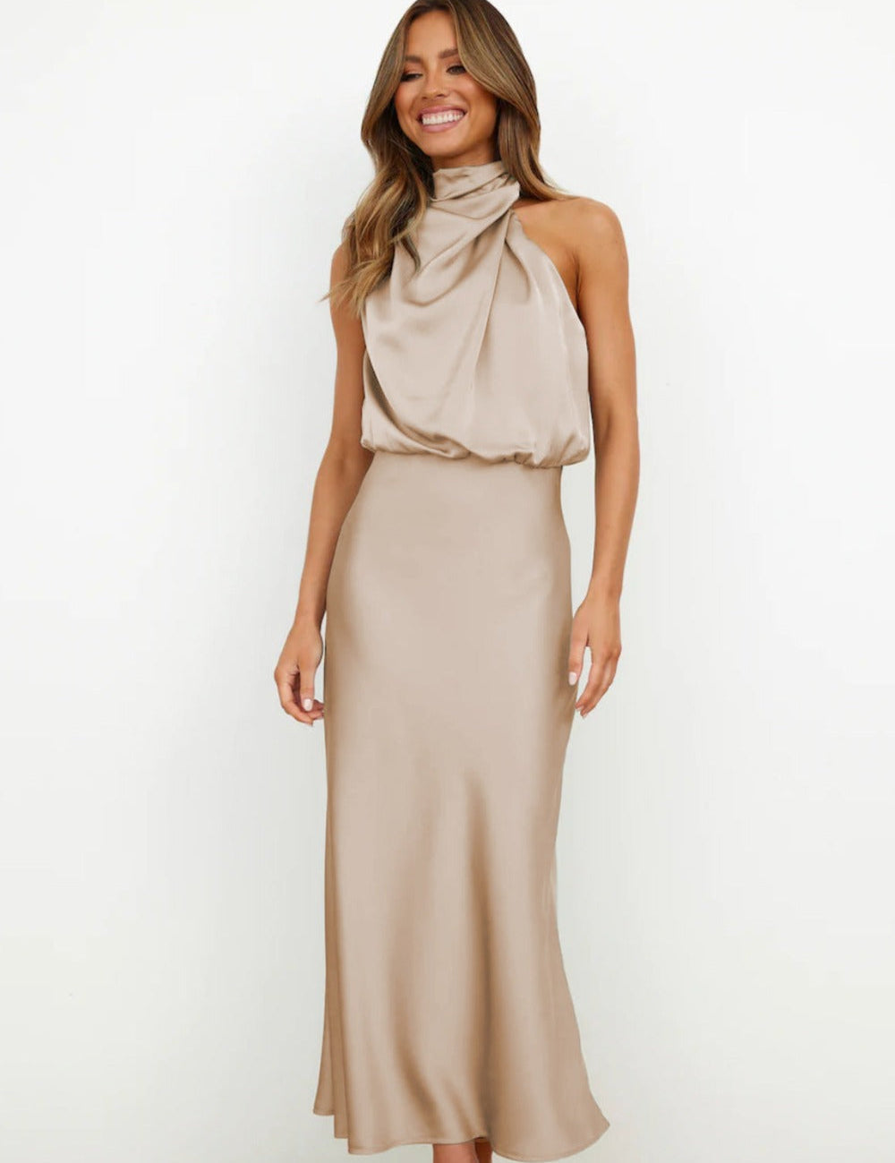 CALORA_Carlota-Elegante-abrikooskleurige-halterjurk-2.jpg