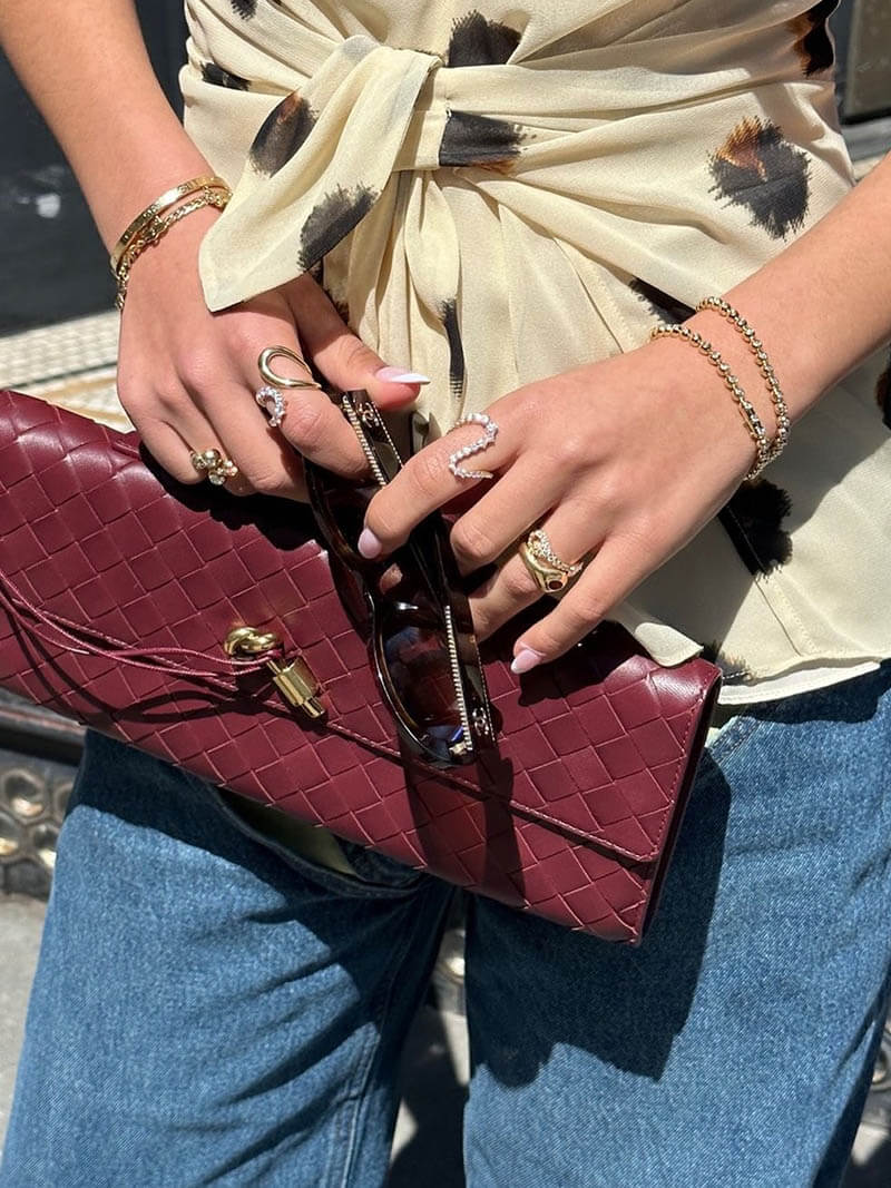 Geweven vegan leren handtas dames, luxe clutch met knoopsluiting | Bella Norvina