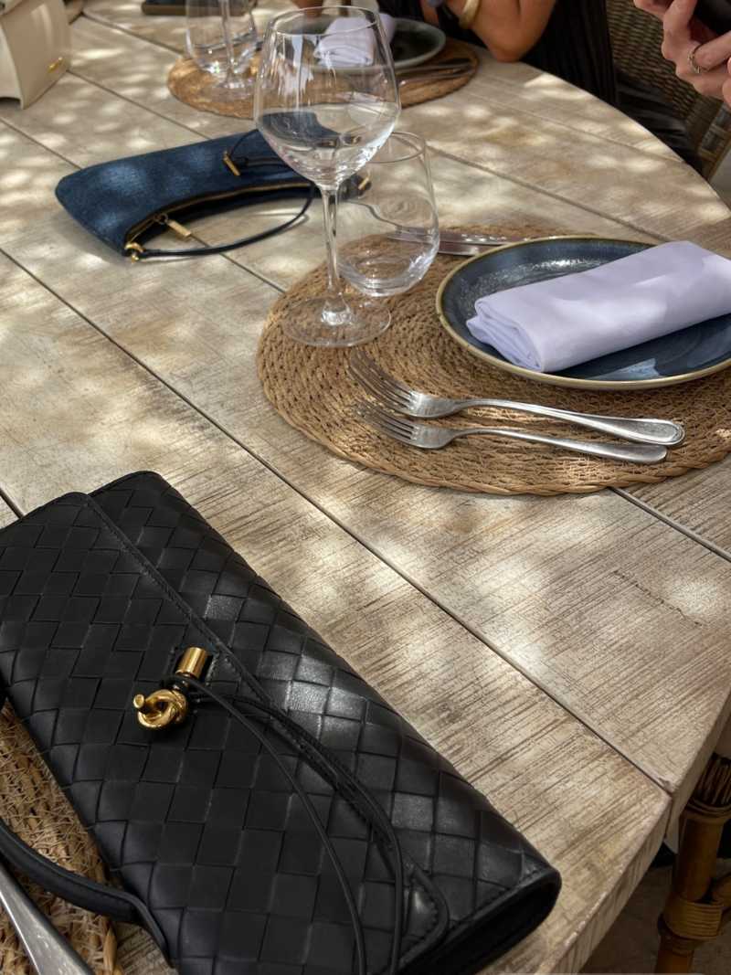 Geweven vegan leren handtas dames, luxe clutch met knoopsluiting | Bella Norvina
