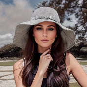 Mila Hoed | Elegante Gevlochten Strandhoed met Grote Rand en Strikdetail