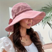 Mila Hoed | Elegante Gevlochten Strandhoed met Grote Rand en Strikdetail