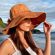 Mila Hoed | Elegante Gevlochten Strandhoed met Grote Rand en Strikdetail